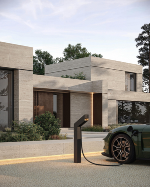 Sotto Terra laadpunt met laadkabel naast een groene sportwagen voor een moderne villa