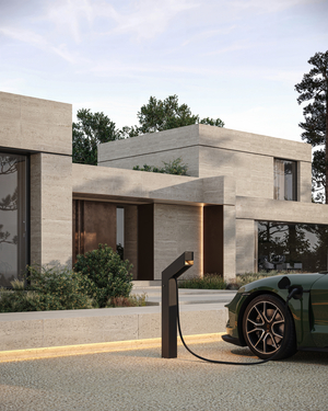 Sotto Terra laadpunt met laadkabel naast een groene sportwagen voor een moderne villa
