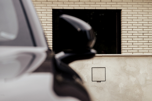 Zwarte wagen naast een gesloten Sotto Murra Integrated laadpunt in een gecementeerde muur