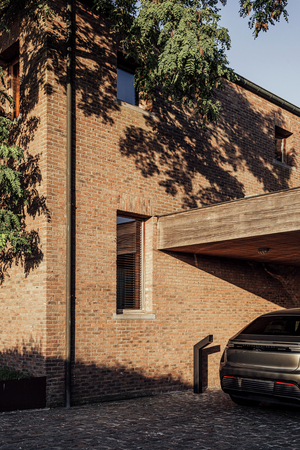 Bakstenen villa met carport en een Sotto Terra laadpunt aan de oprit
