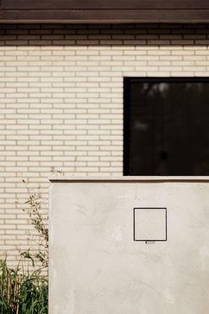 Gesloten Sotto Murra Integrated laadpunt in een gecementeerde tuinmuur
